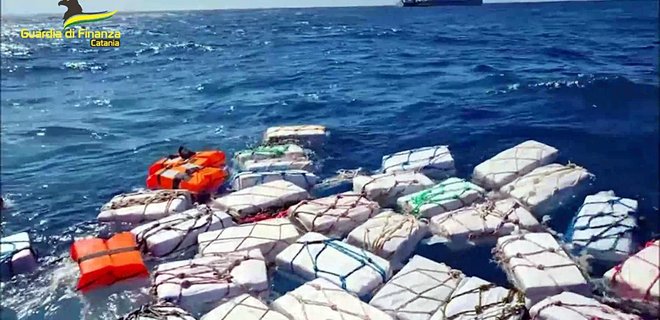 У побережья Италии обнаружили две тонны кокаина на $440 млн – фото, видео - Фото