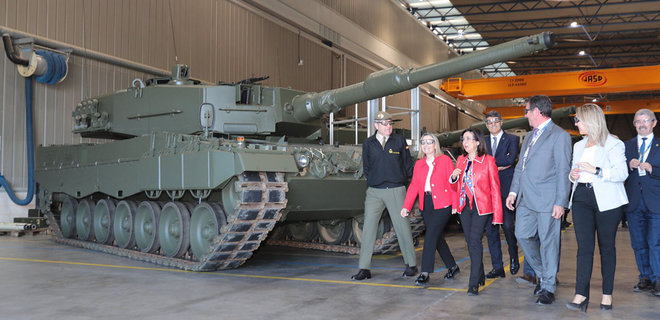 Испания отправила в Украину первую партию танков Leopard 2 - Фото