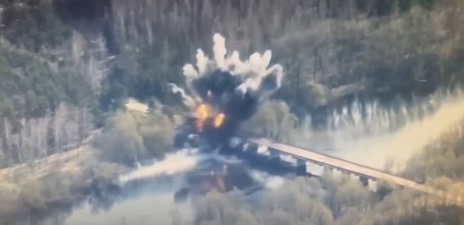 Россия разрушила обстрелами мост у границы с Брянской областью под Черниговом - Фото