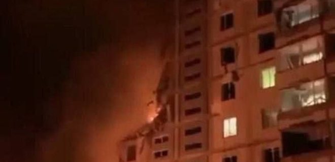 Умань. РФ ударила ракетой по девятиэтажке, уничтожена часть дома, есть погибшие — видео - Фото