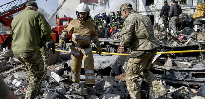 В Умани из-под завалов извлекают тела, число жертв удара России растет: уже 19 погибших - Фото