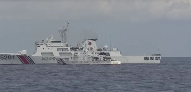Судна Китаю та Філіппін ледь не зіткнулися у Південнокитайському морі – відео - Фото