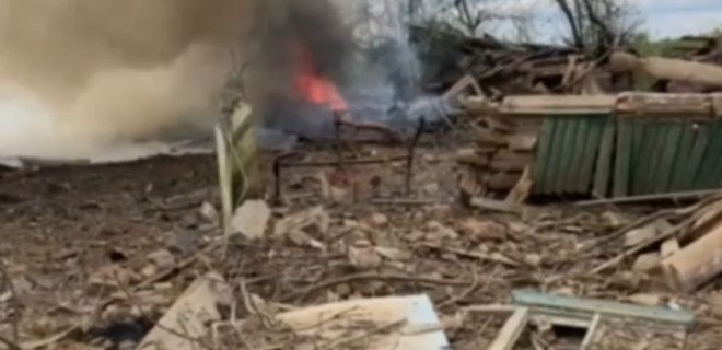 Пожар и руины. Россия атаковала приграничье Черниговской области авиабомбами: видео - Фото