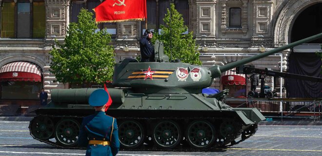 Разведка Британии назвала возможную причину недостатка бронетехники на параде в Москве - Фото