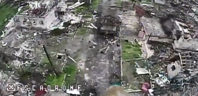Три дрони знищили бронетранспортер окупантів – відео - Фото