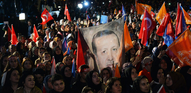 Выборы в Турции. Альянс Эрдогана получает большинство в парламенте — более 300 депутатов - Фото