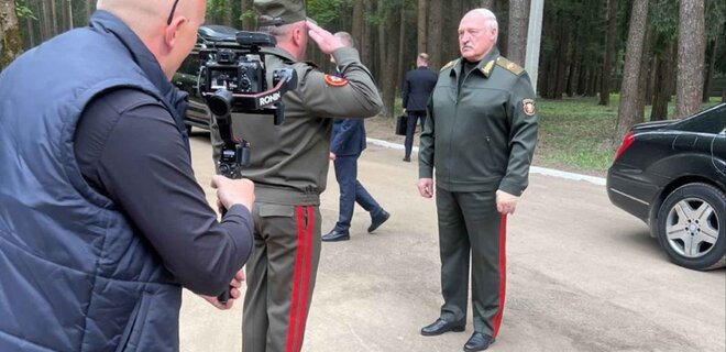 На фоне слухов о болезни канал Лукашенко публикует его фото: у него забинтована рука - Фото