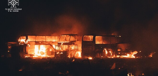 Ракетный удар по Киеву. Спасатели показали последствия и пожар в городе — фото с места - Фото