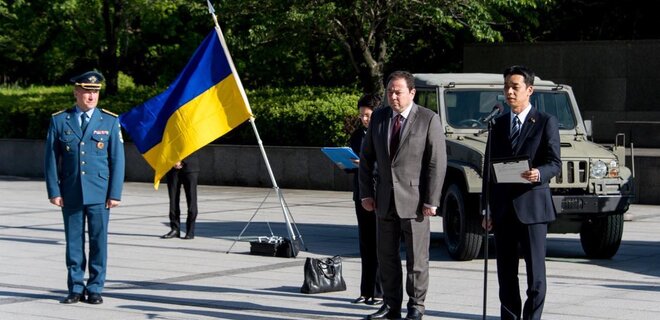 100 автомобилей и 30 000 пайков: Япония впервые передает военную технику Украине – посол - Фото