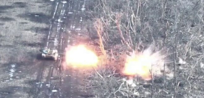Российский танк в упор расстрелял российского оккупанта на позиции: видео огня по своим - Фото