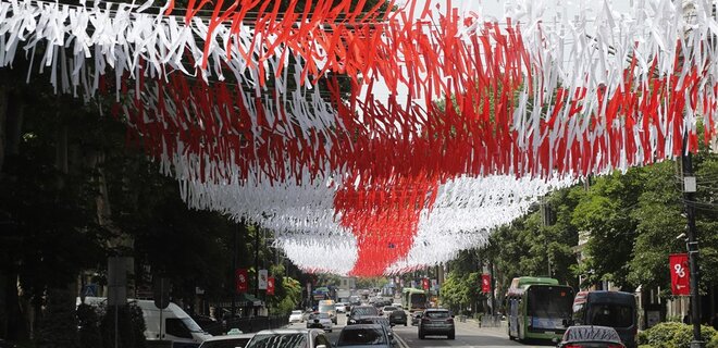 Влада Грузії вирішила святкувати День незалежності без прапорів Євросоюзу - Фото