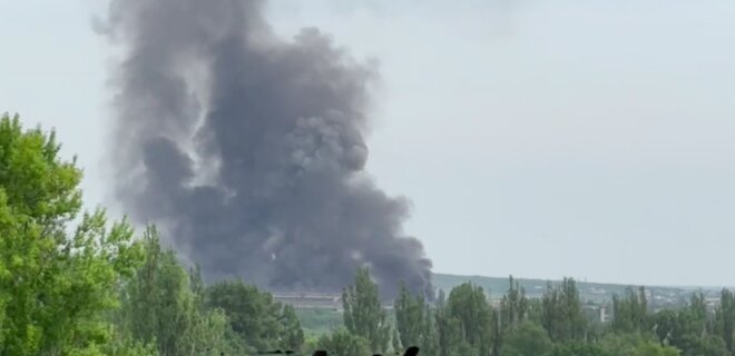 У Луганську пролунали вибухи, над містом здіймається хмара чорного диму — фото, відео - Фото