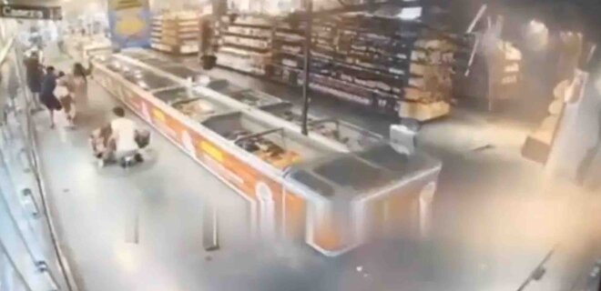 Міноборони показало відео ракетного удару Росії по продуктовому магазину в Умані - Фото