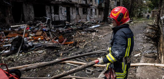 В Кривом Роге ракета разрушила пятиэтажку, завалы. Атакованы также Днепр, Харьков и Киев - Фото