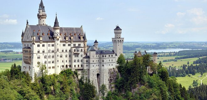 У Німеччині біля замку Нойшванштайн турист скинув з урвища двох жінок, він затриманий - Фото
