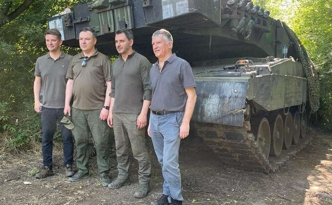 Цей німець "вибивав" Leopard 2 для України. Сьогодні він приїхав та побачив їх на фронті – фото