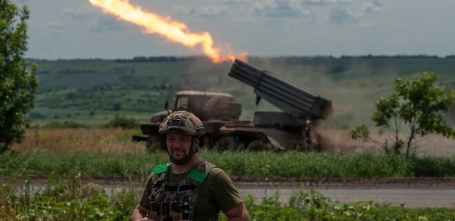 Генштаб: ВСУ уничтожили 460 россиян, сожгли 30 единиц техники и 22 артиллерийские системы - Фото