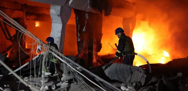 У Дніпрі дев'ять людей постраждало, рятувальники ліквідовують наслідки атаки – фото - Фото