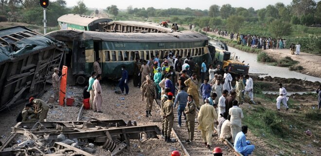 В Пакистане пассажирский экспресс сошел с рельсов, не менее 30 погибших – фото - Фото