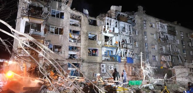 Покровськ. Унаслідок удару РФ по будинку загинуло семеро людей, 67 поранених. Завали ще розбирають - Фото