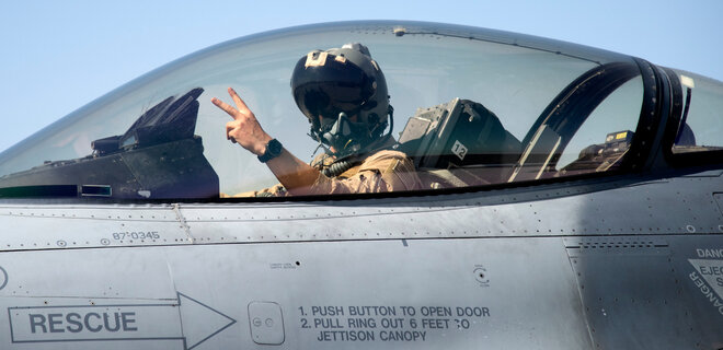 Залужный об учениях на F-16: Часть пилотов ВСУ уже готовы перейти к летной подготовке - Фото