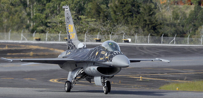 Denmark confirms US approval for sending Ukraine F-16s after pilot training - Photo