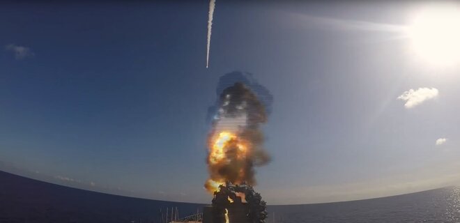 Сунак: 24 серпня Росія ракетами вдарила по цивільному судну в Одесі, їх збила ППО - Фото