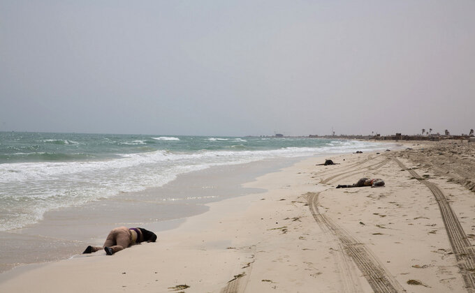 Катастрофа в Дерні. Рятувальники знайшли сотні трупів на лівійському пляжі — фото