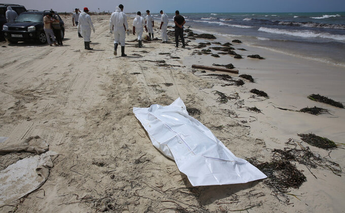 Катастрофа в Дерні. Рятувальники знайшли сотні трупів на лівійському пляжі — фото