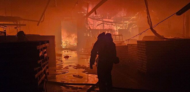 Во Львове продолжается пожар после удара 