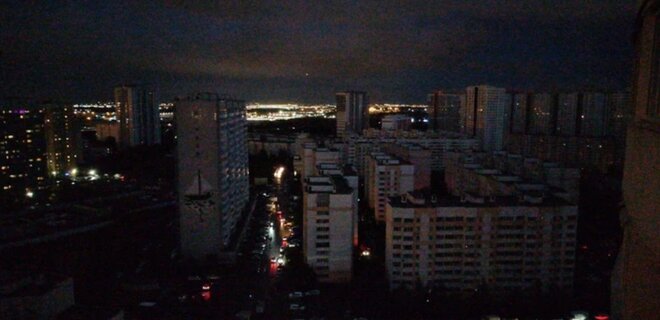 У російському Петербурзі бахнуло і в частині міста зникло світло – росЗМІ