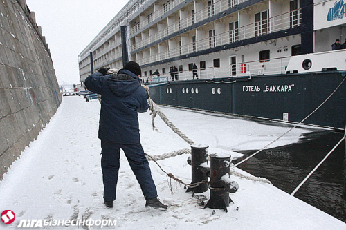 С набережной в Киеве уплыл отель "Баккара"