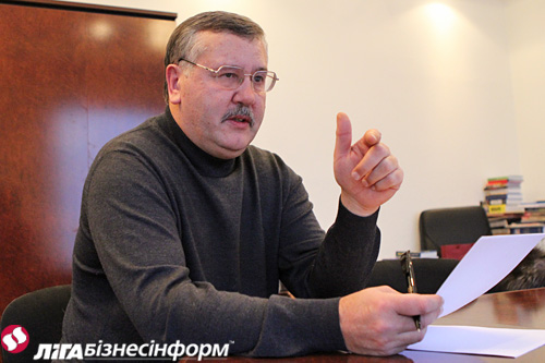 Гриценко: Янукович прячет от закона своих и бьет по чужим