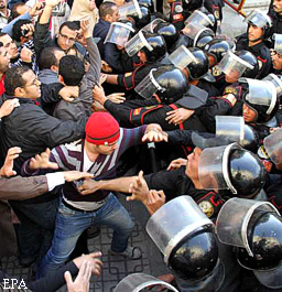 Полиция Египта разгоняет демонстрантов водометами и газом