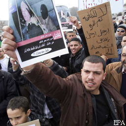 В Ливии толпу демонстрантов расстреливали военные самолеты