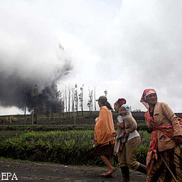 После японского землетрясения в Индонезии начал извергаться вулкан