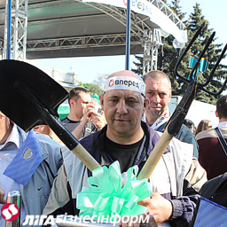 Протестующие принесли под Раду вилы и лопату для Януковича и Азарова