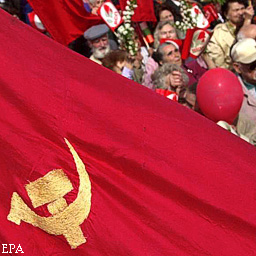 Янукович подписал закон о красном флаге