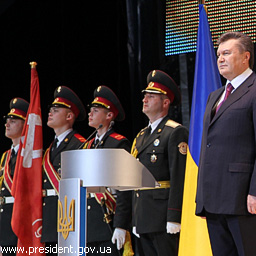 У Януковича рука не поднялась не подписывать закон о красном флаге