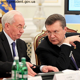Янукович требует разрешить Азарову отменять льготы и приватизировать ГТС
