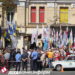 Возле Печерского суда митингуют сторонники и противники Тимошенко