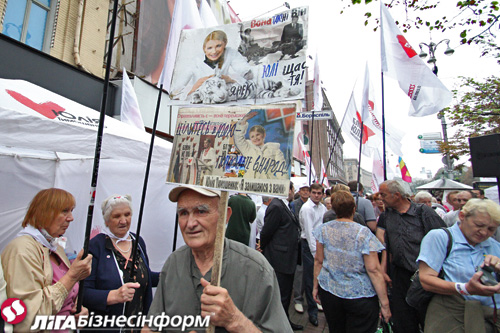 Фоторепортаж: Тимошенко явилась в суд без косы, но с улыбкой