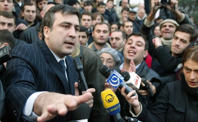Михаил Саакашвили в ноябре 2003 года (Фото EPA / Сергей Долженко)