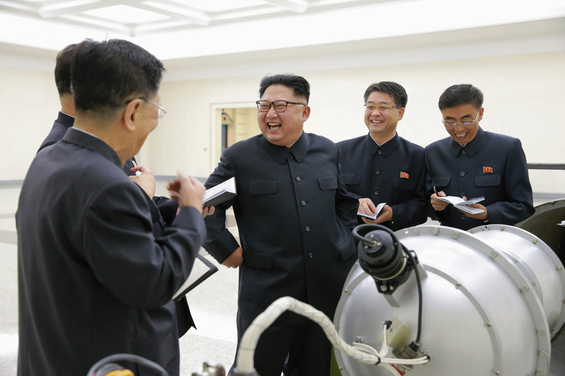 Ким Чен Ын рядом с водородной бомбой - как утверждает северокорейская пропаганда (фото - ЕРА)