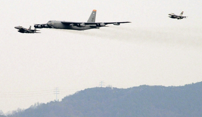 Стратегический бомбардировщик B-52 над корейской авиабазой Осан (фото - ЕРА)